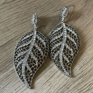 Leaf earrings with rhinestones💕